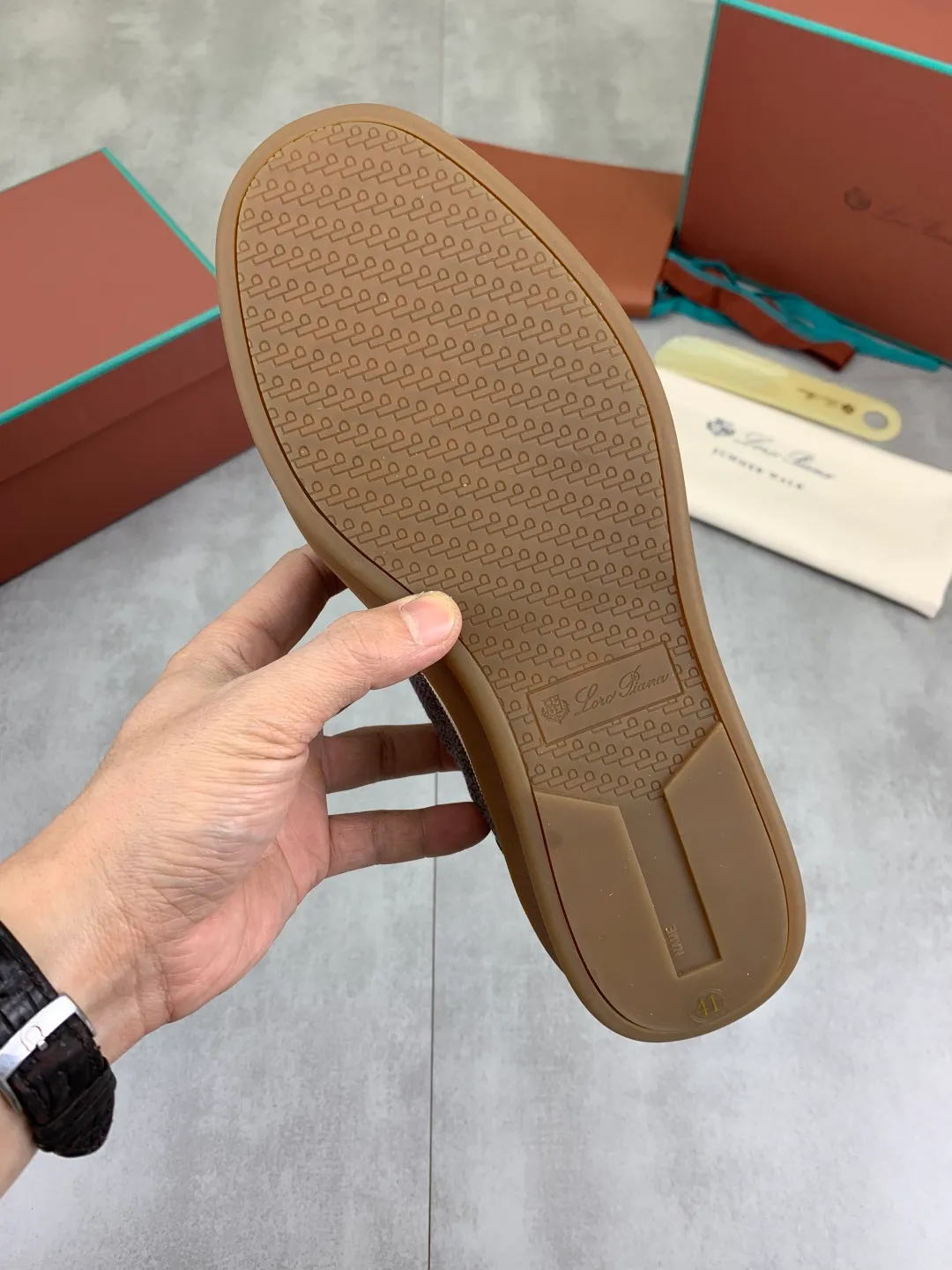 Men's Men's Shoes 💰P560 New Style 💰 The latest casual shoes Loro Piana 💯 Top grade 💯 Buy the original copy 💯 Founded the existing Loro Piana company on April 24, 1924. It is now the sixth generation of family business, providing the best quality products to customers who are discerning about taste and quality. Imported original fly woven fabrics with cowhide fabrics, plain calfskin lining, hand-stitched threads with cowhide feet, original packaging, high-end outsole, size: 38-45 (custom-made for 46), 7️⃣ colors available